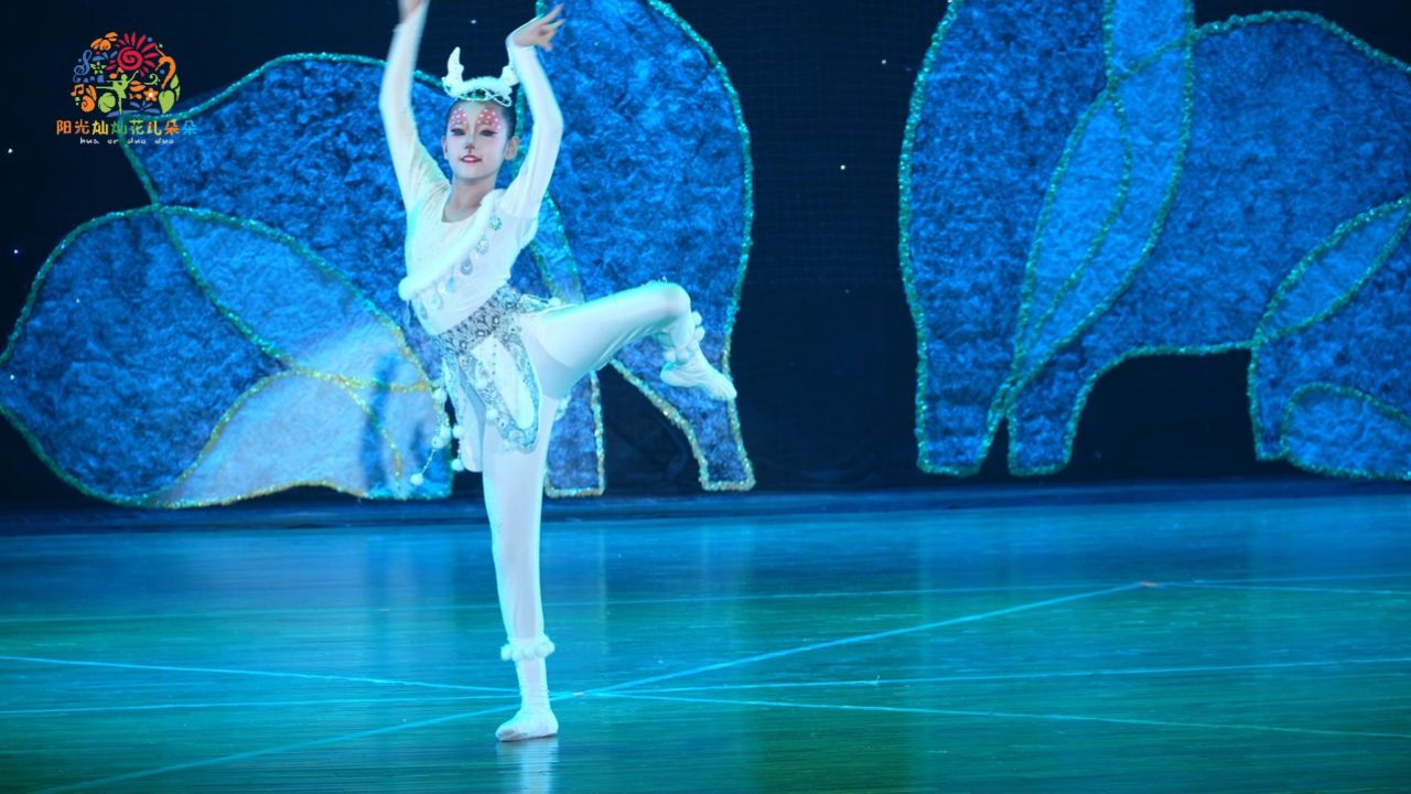 少儿独舞《鄂温克的小鹿》小演员进行小鹿扮演进行沉浸式舞蹈展示,它