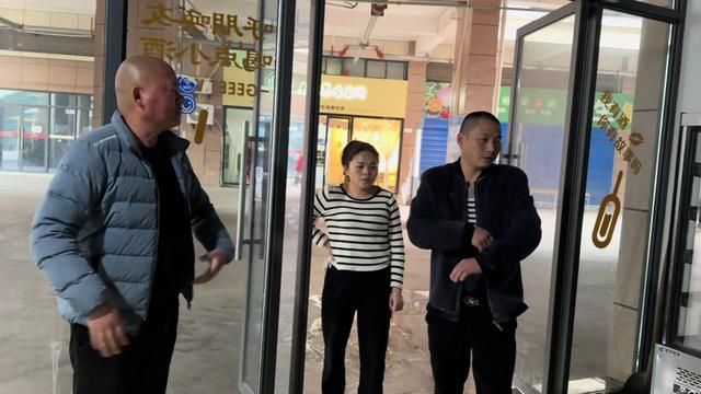 店里的东西还差好多,二娃想先把店名取好,征求下大家的意见!#实体店经营 #创业路上的我们 #农村幺妹儿