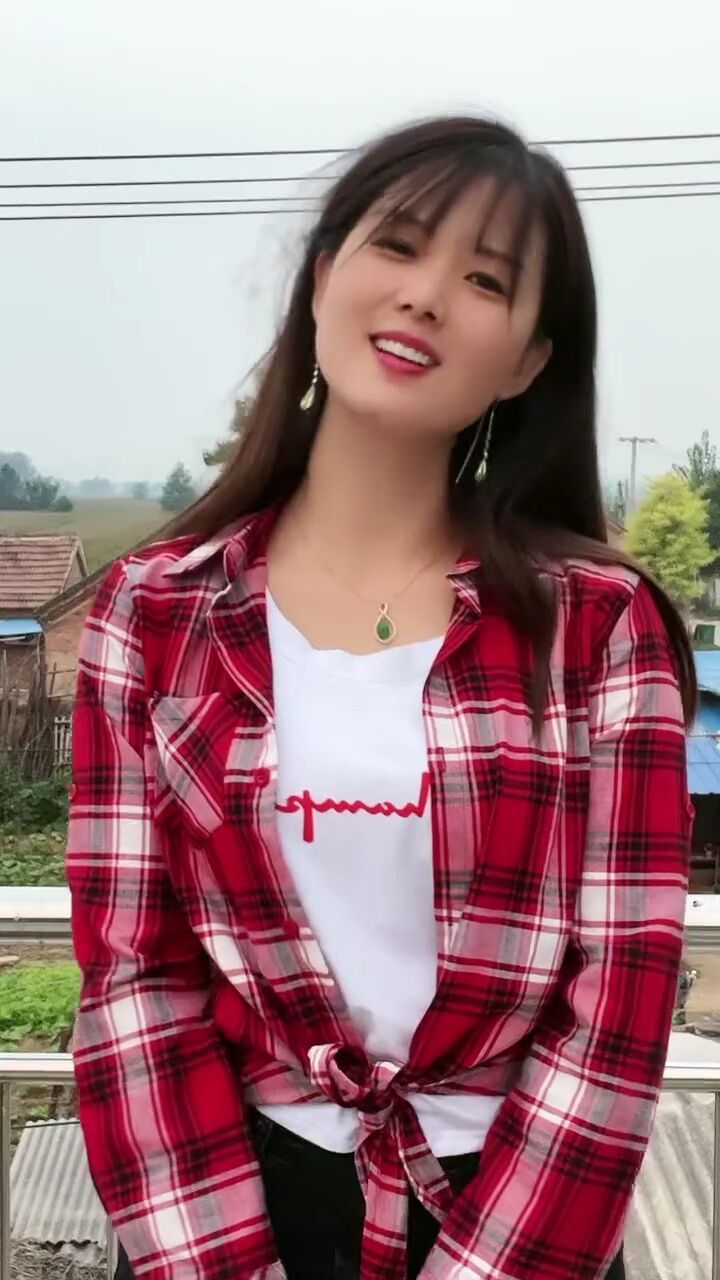 小白: #村里姑娘#音乐#真人真事传递正能量#农村人爱唱歌#农村搞笑