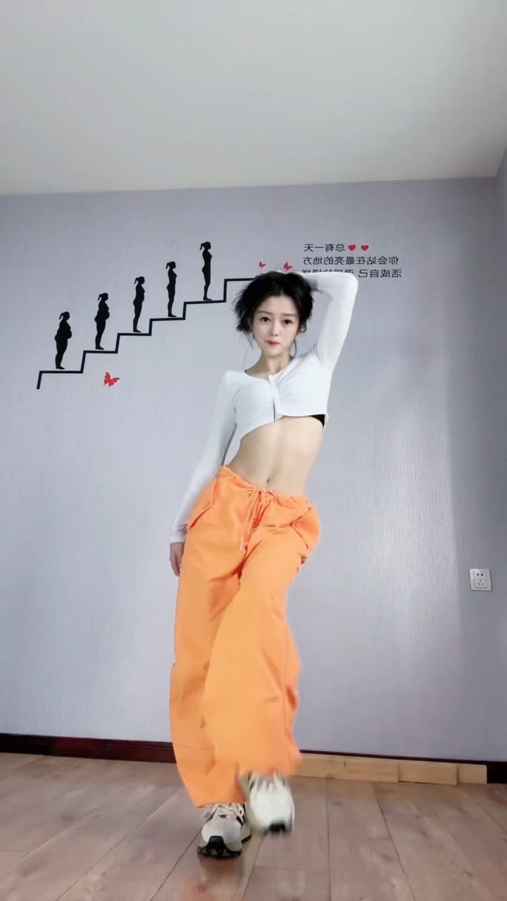 原相机走拍 #氛围感舞蹈 #女孩子酷一点不好吗 #瘦下来穿吊带.