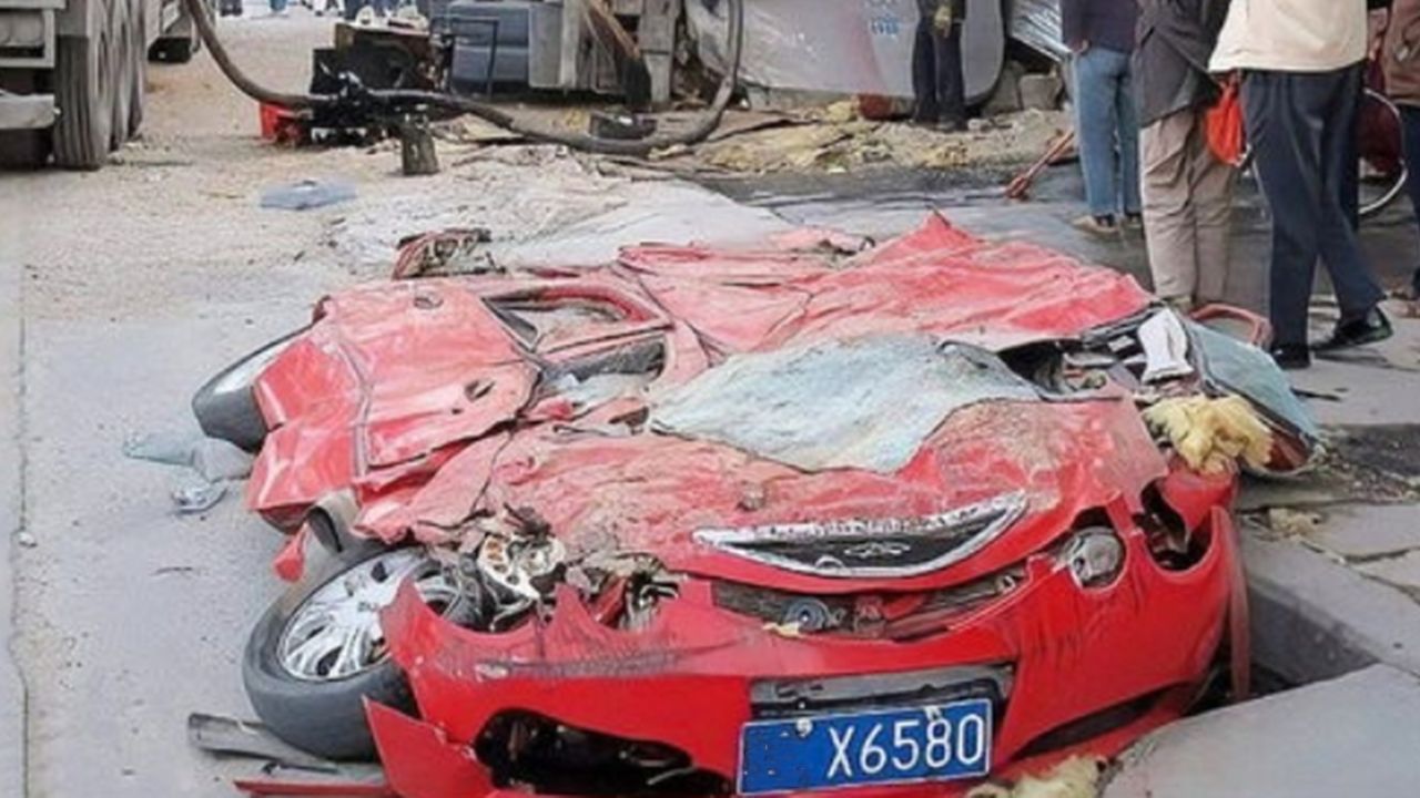 大货车"故意"不踩刹车,碾压违规轿车?司机:都是正常操作