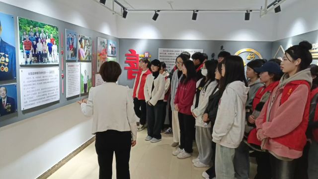 “情系雷锋月,爱洒三月天”.衡水文传学院大学生参观衡水好人馆,践行社会主义核心价值观,大力弘扬“学习雷锋、奉献他人、提升自己”的