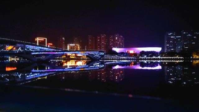 这里应该是太原灯光玩的最好的地方了吧?(长风商务区夜景灯光迷人)