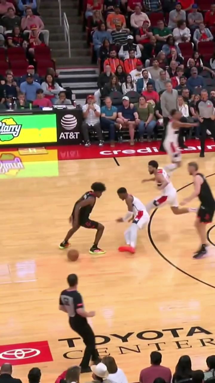 帅炸!杰伦-格林背运晃倒防守,三分出手后自信回头空心入网