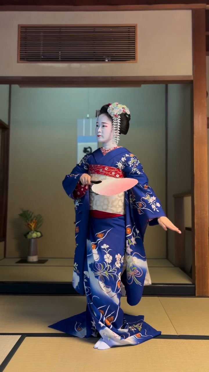 日本艺妓传统扇子舞