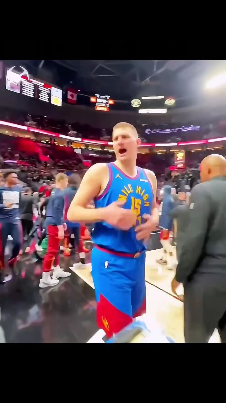 约基奇上场前与队友击掌共勉#约基奇#掘金队#铁铁的nba特辑