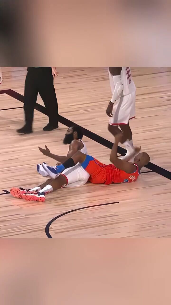 哈登和保罗同时假摔互飙演技#搞笑nba #哈登 #铁铁的nba原创