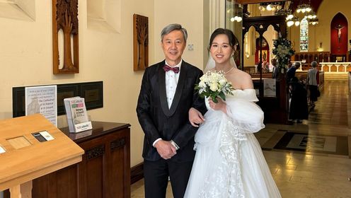 陈荣峻吴香伦飞外国参加女儿婚礼 穿正装开心挽着女儿进入婚礼现场