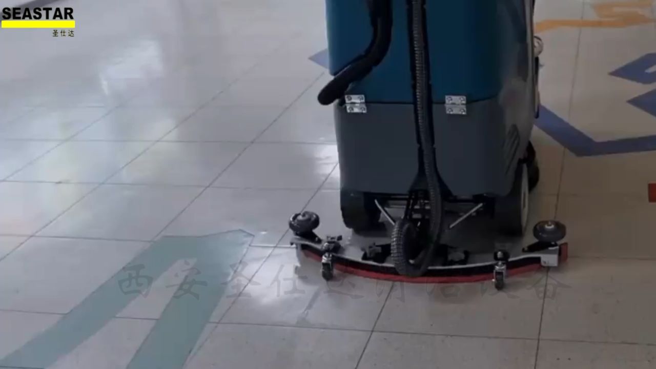 三门峡小型驾驶式洗地机,写字楼走廊瓷砖地面清洁,转弯灵活,应用方便