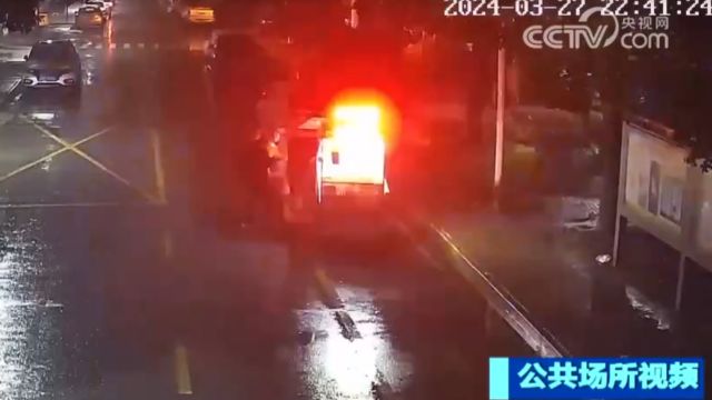 江苏江阴派出所接到报警,雨夜婴儿“爬”上大街,警民合力救助