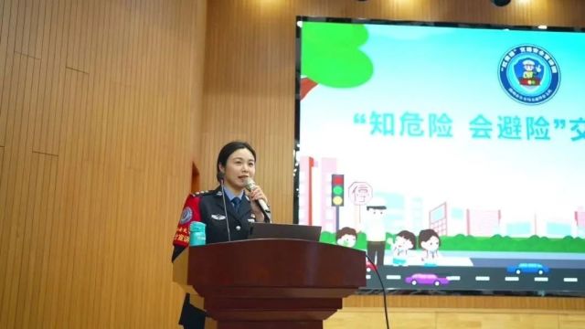 扬州公安交警“红黄绿”交通安全宣讲团走进我市育才小学北区校