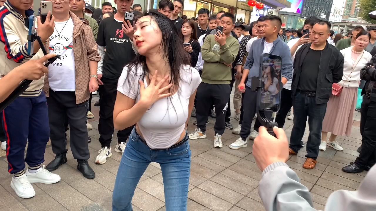 火锅店老板娘创业失败来东门跳舞直播,舞姿妖娆动作妩媚,让人看了受不