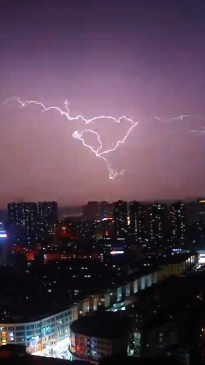 湖南桃源县上空现"特效大片",一道道闪电划过,照亮整个夜空