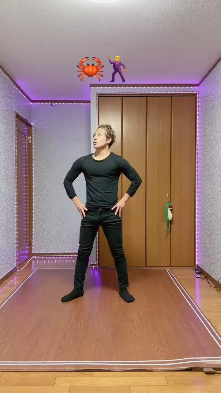 这位扮成螃蟹的男子跳了一段精彩的舞蹈