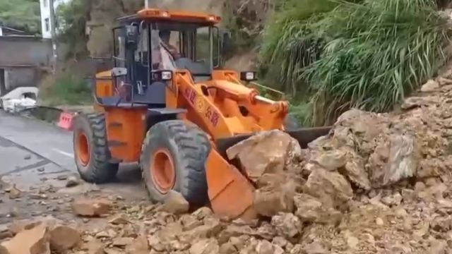 福建三明:暴雨致山体现落石等险情,道路一度中断