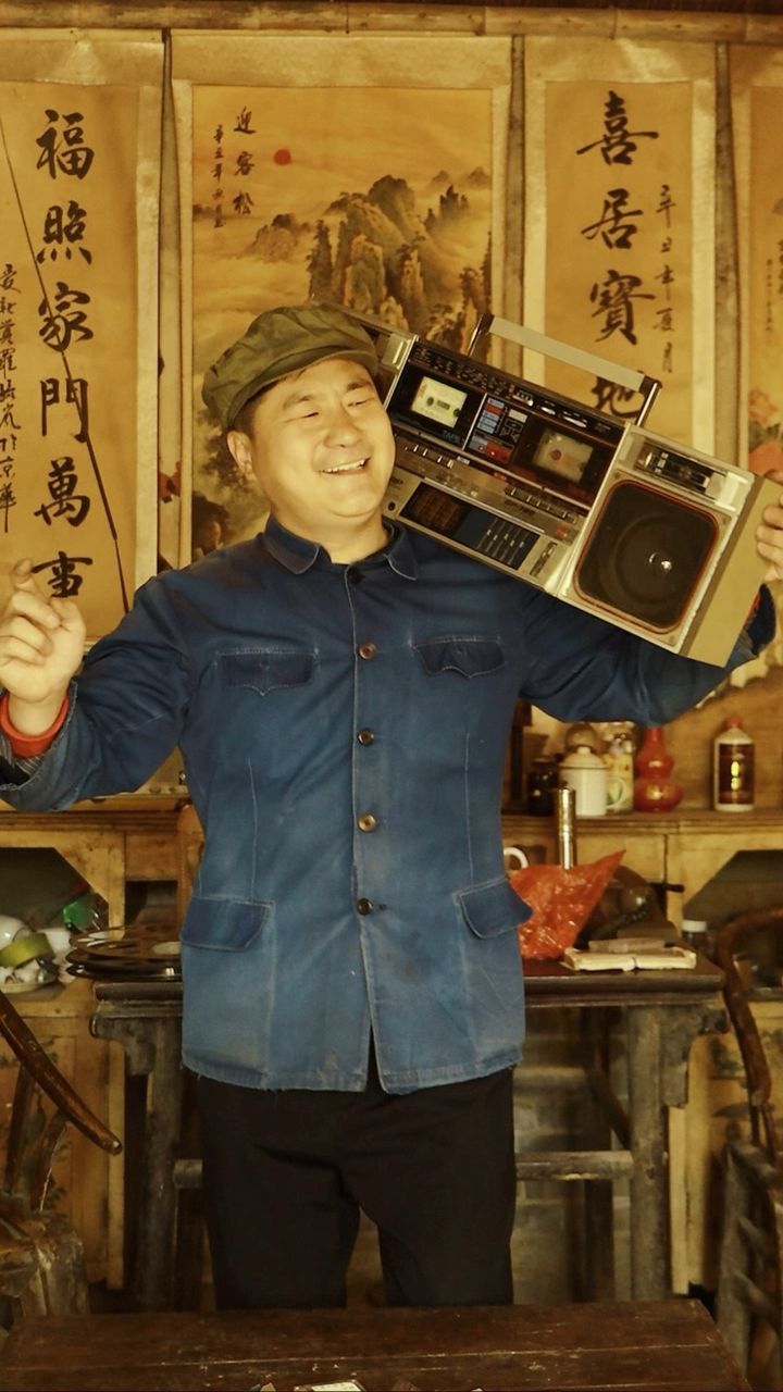 记得小时候特别流行扛着录音机跳舞,你还记得穿什么衣服跳什么舞蹈吗?