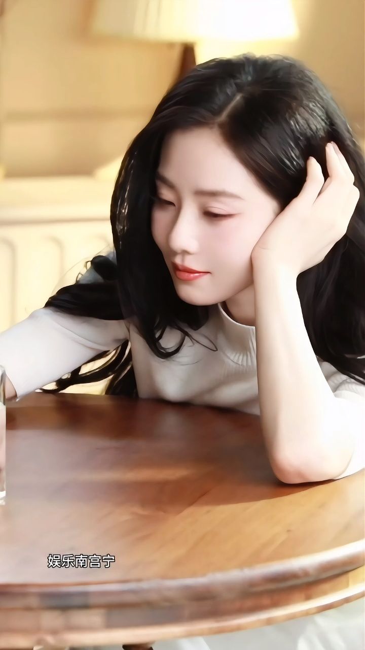 刘诗诗白色高领毛衣,端庄优雅,温柔大方