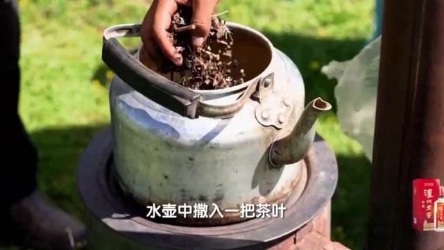 煮沸的牦牛奶茶,混加青稞面粉制作而成的糌粑,满足了高原人民充饥御寒的需求