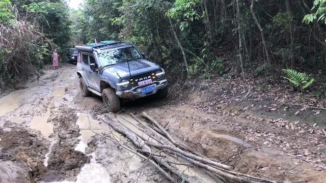 又在一声声牛逼中迷失…哈哈…丛林里的沼泽湿地…难搞哦…好滑…#硬派越野 #越野家族