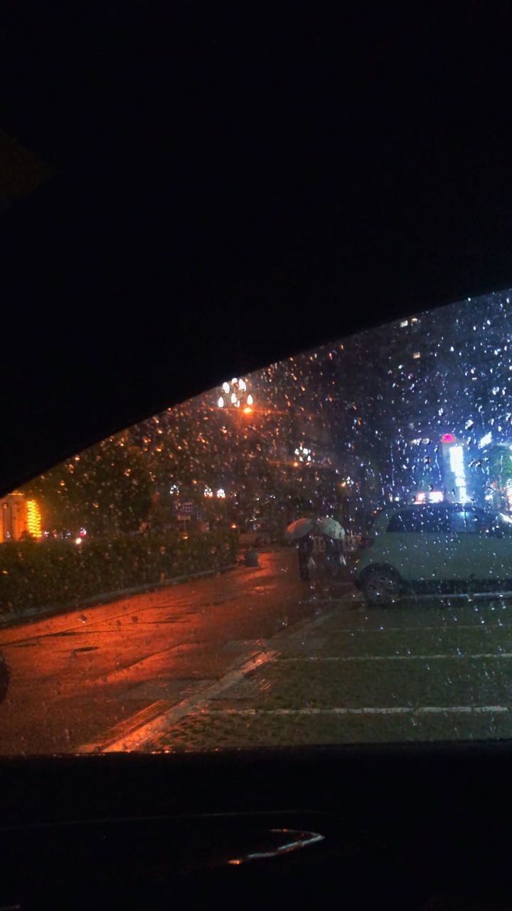 窗外的雨天 雨淅沥淅沥地下.