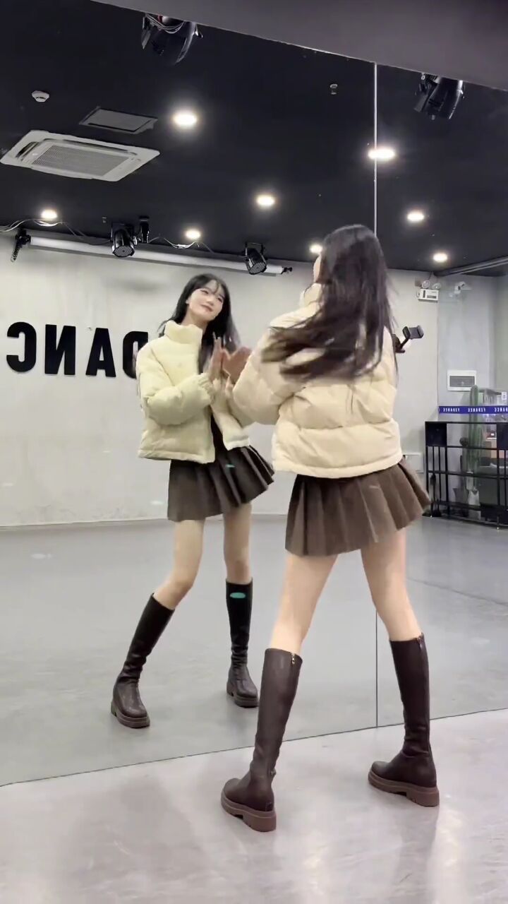 大长腿 #美女摇 #镜面舞蹈 #女性独舞 #舞蹈室跳舞 #舞蹈练习室