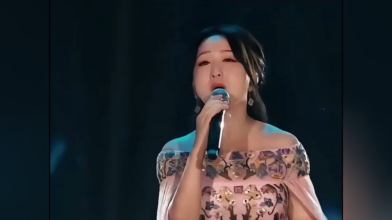 甜歌皇后杨钰莹演唱《我在春天里等你》,太好听了