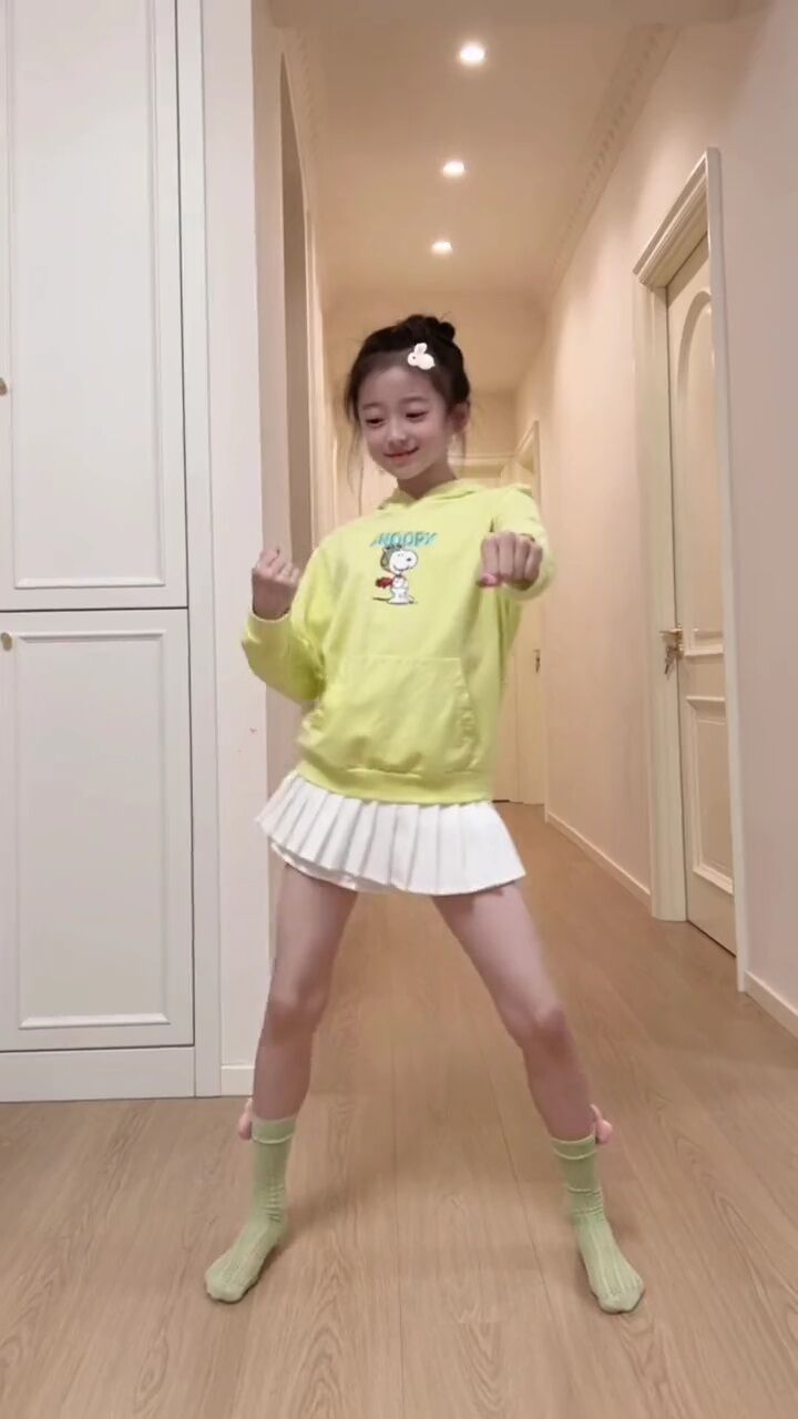 娜小娜: 这个特效差点没认出来是娜宝啊#爱跳舞的小姑娘 #浅跳一下