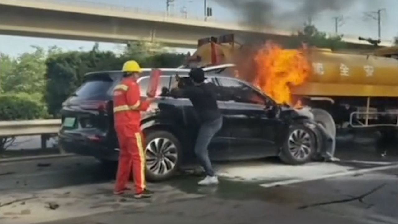 交警回应问界m7碰撞起火致3人遇难:正在调查!死者家属急寻黑衣人