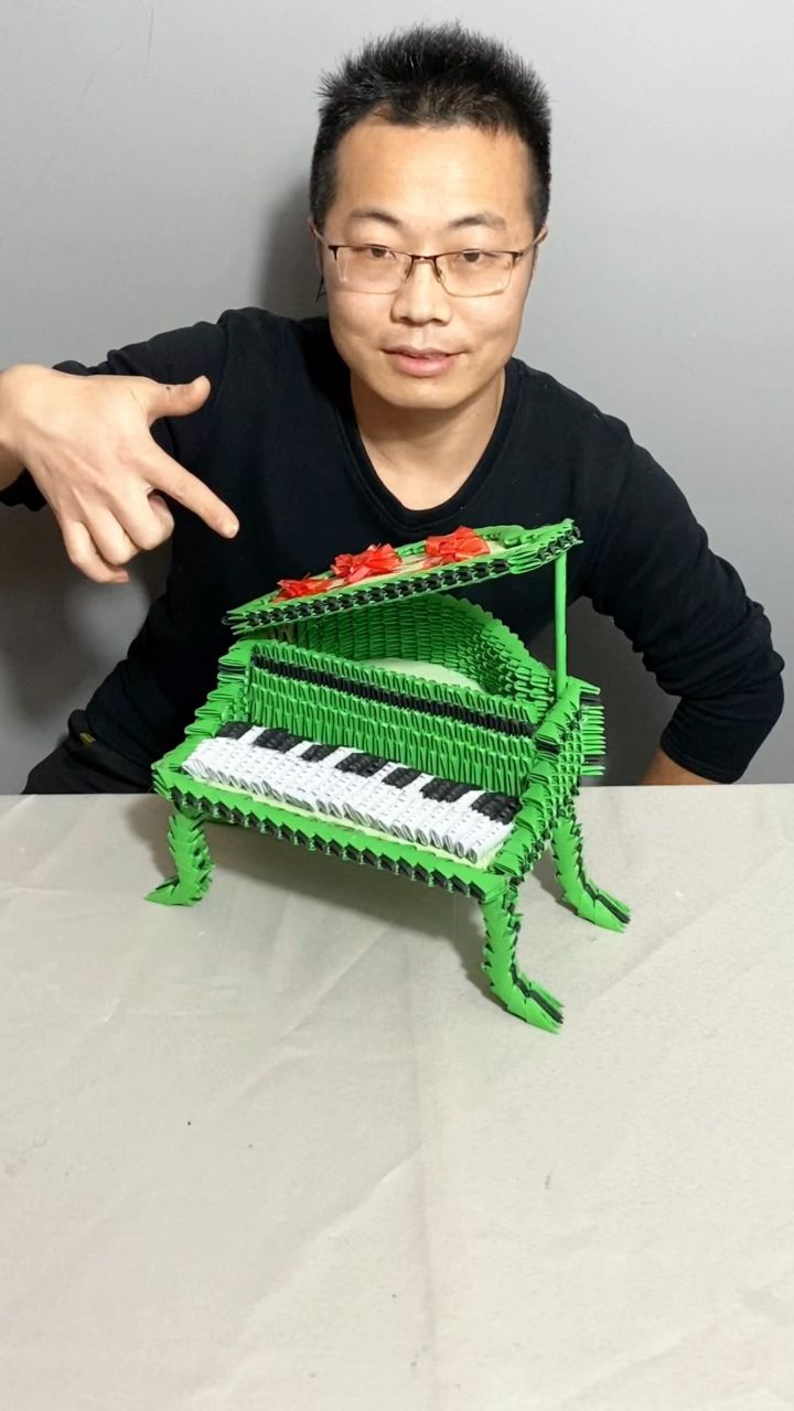 用8000多张纸片做个钢琴,喜欢的就来取走吧