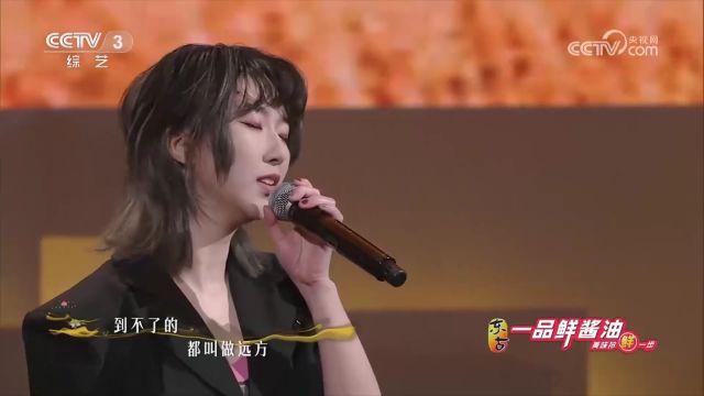 演唱经典歌曲《牡丹江》,极具辨识的嗓音,让人流连忘返