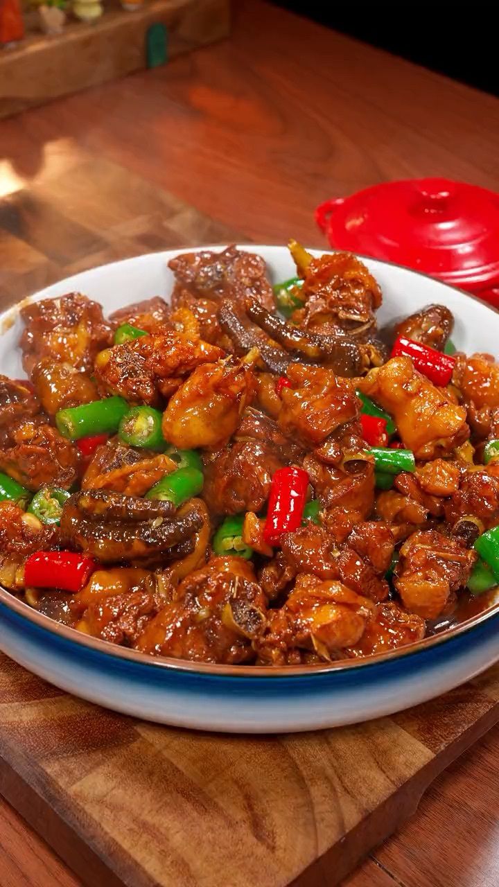 这样做的红烧辣子鸡,我认为是鸡肉里最好吃的做法.