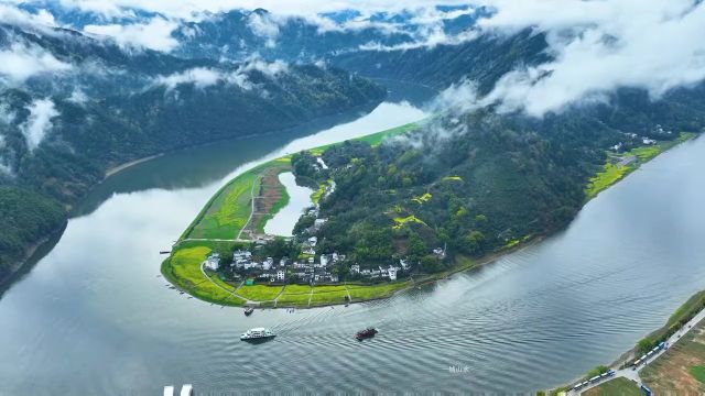 一场雨后,新安江上船行碧波上,人在画中游,形成了一幅天然的山水画卷!