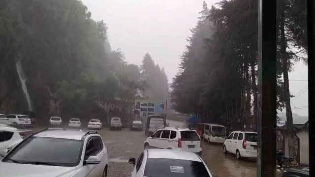 细雨蒙蒙,景区依旧人潮涌动.每一滴雨,仿佛叙说着一段未了的往事,漫步其中,让心灵感受那份淡淡的忧伤,寻找失落的情感碎片.