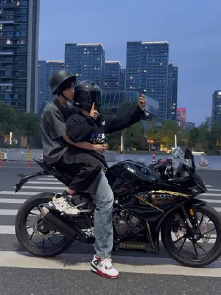 我真的在带"好兄弟"溜车 #机车 #王一博