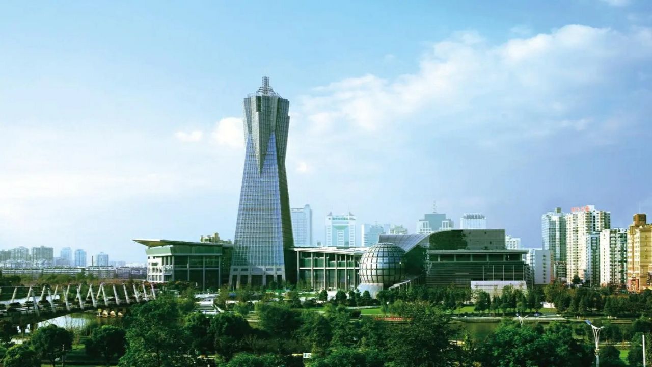 杭州西湖文化广场,是一个有许多历史和文化遗产的城市地标