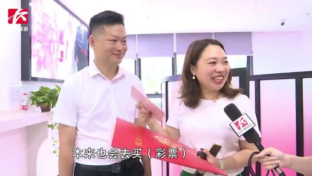 幸福长沙,浪漫出彩:甜蜜升温!新人领取“超大版结婚证”