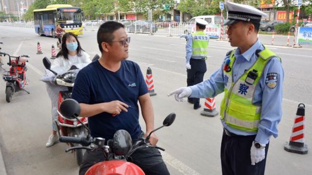 多起惹怒车主事件,别再怪交警了,这才是禁止电动车的根本原因