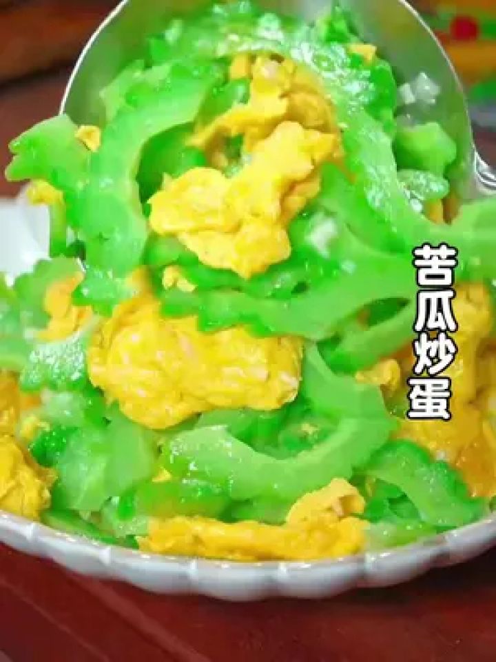 很多人做苦瓜炒蛋都是直接下锅,难怪发苦不好吃,今天就把方法分享给