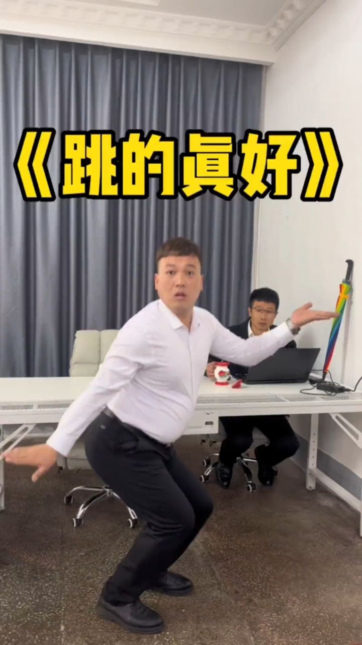 跳傣族舞,研究了半天,终于学废了,要大开大合才洒脱傣族舞@打伞排骨哥