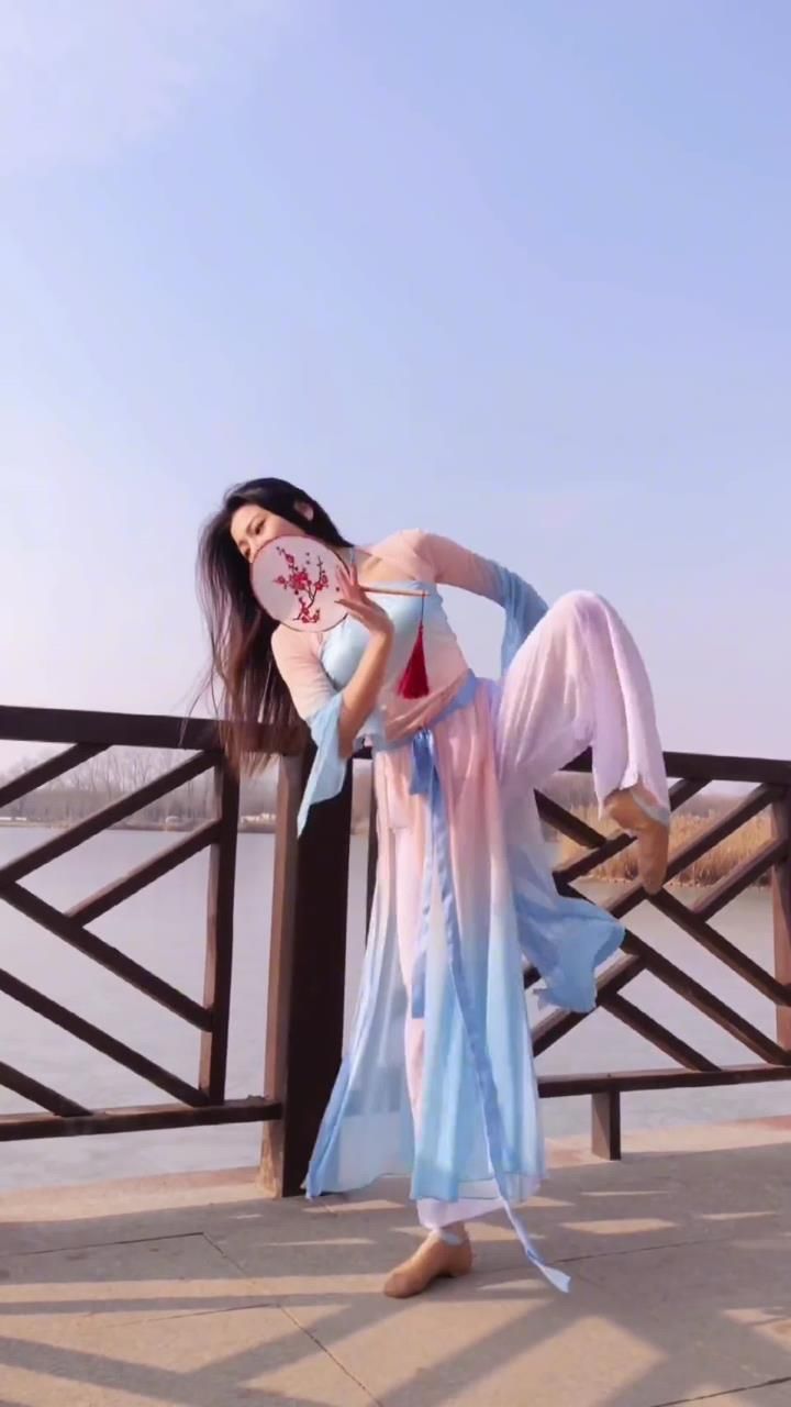 古典舞#古风舞蹈 春风十里不如你 她唱着他乡遇故知 一步一句是相思