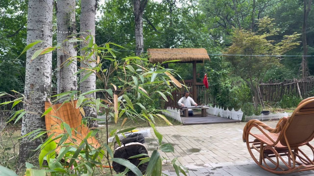 弹琴下棋,薛山长在终南山惜同兄的小院演奏古琴曲《流水》,我们不在