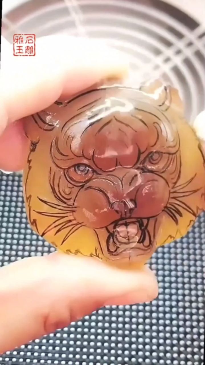 玉石手工雕刻生肖虎吊坠