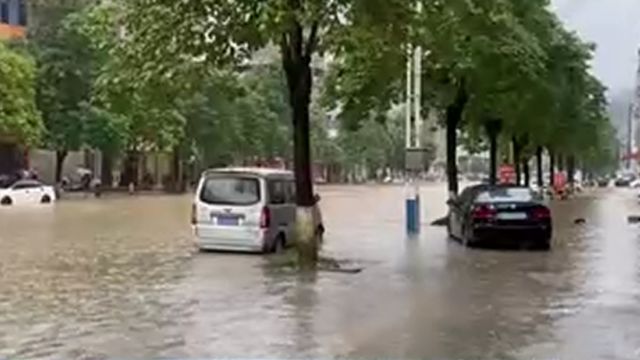 广西昭平:强降雨致城区部分道路积水,开展排水救援