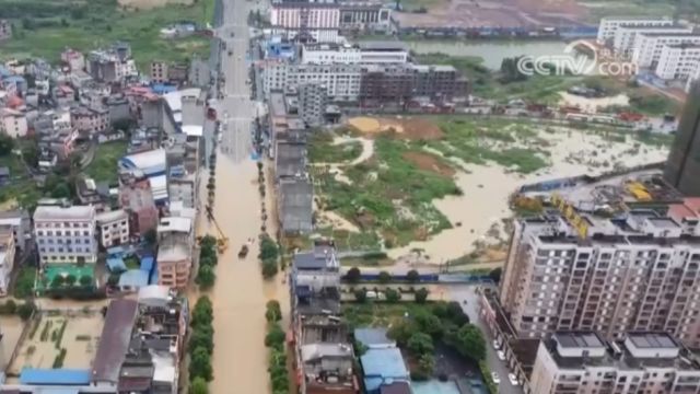 广西昭平遭遇降雨,部分路段积水严重,车辆被困