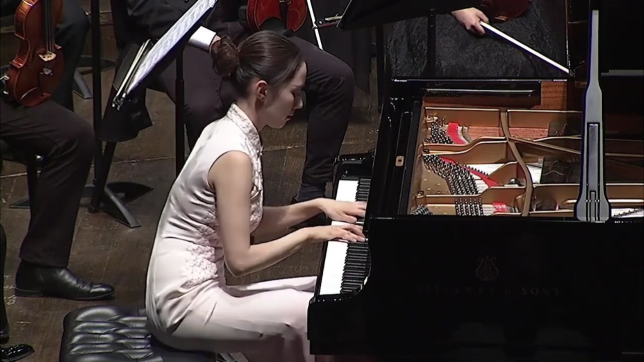 吉娜·爱丽丝钢琴演奏【彩云追月】gina alice_redlinger_plays