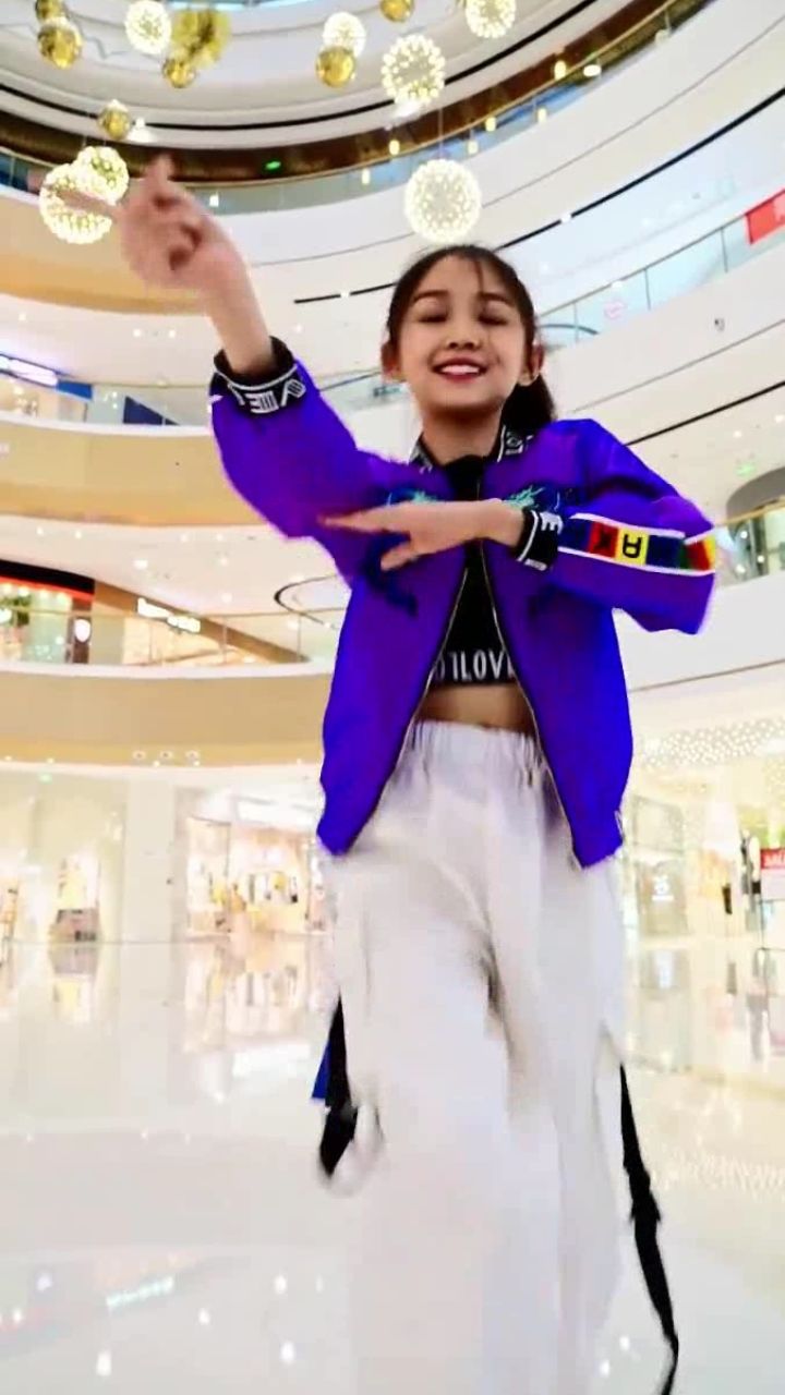 童模宋小睿太有镜头感了,跳舞时这样拉长镜头,腿长一米八!