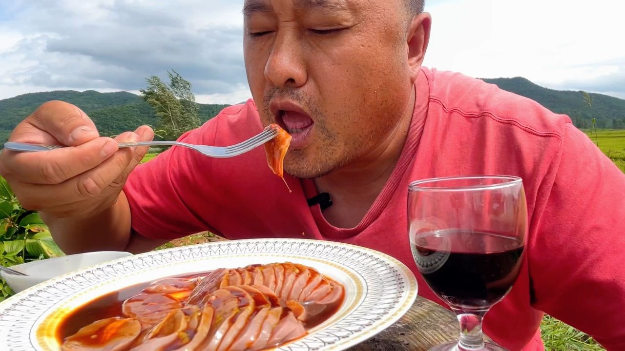 腰子配红酒,干豆腐卷腰子,一吃一个不吱声,看大哥表情是服了