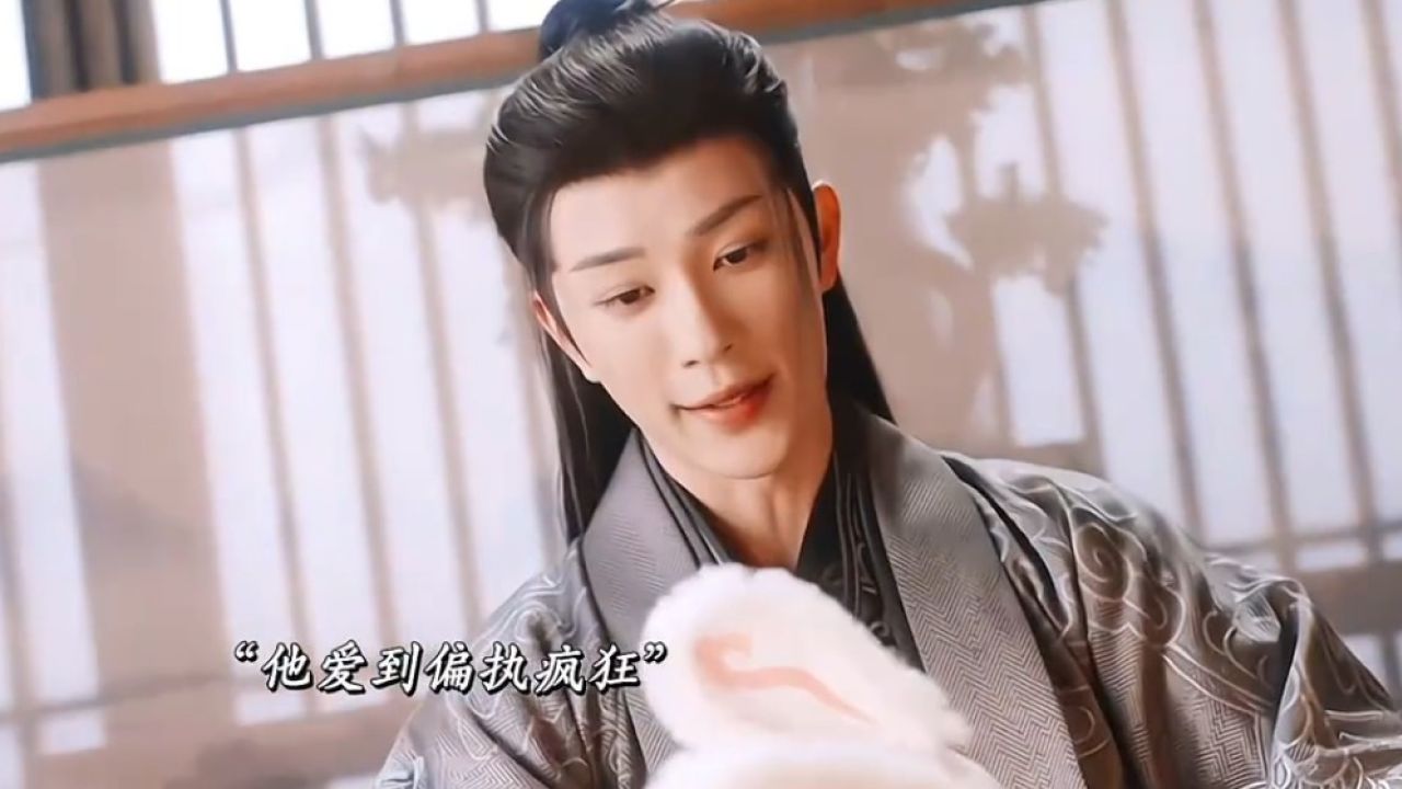 顾君遥又失去一个亲人,她对岳瑾宸只有仇恨,而还要求皇上赐婚顾君遥给他,结果当二人出去散步的时候,被围剿,岳瑾宸为保护顾君遥身中数箭,顾君遥却头 ...
