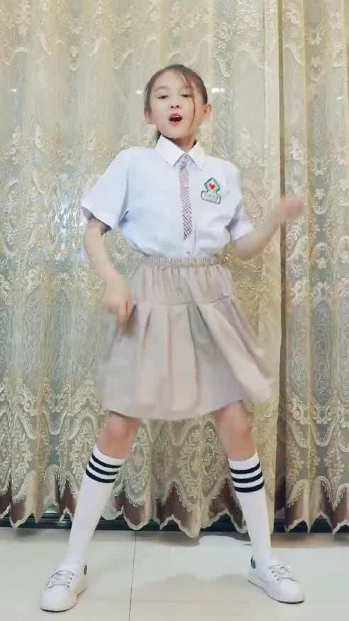 都说童模宋小睿是富二代我还不信,直到看见她穿的校服,我才信了