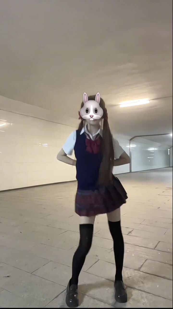 萌妹子jk制服秀抽象小舞蹈,青春活力展现无限魅力